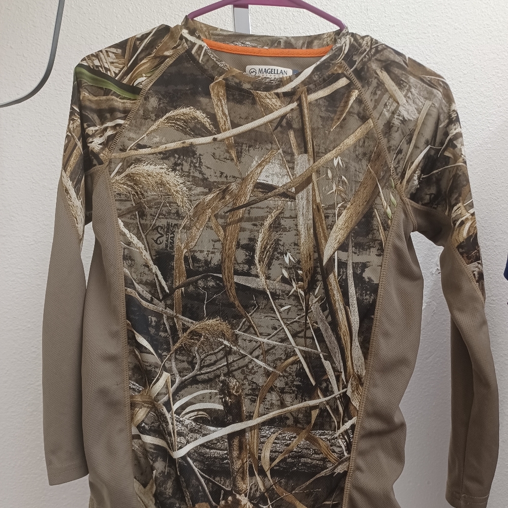 Magellan outdoors SZ Medium Long Sleeve Camo T-shirt